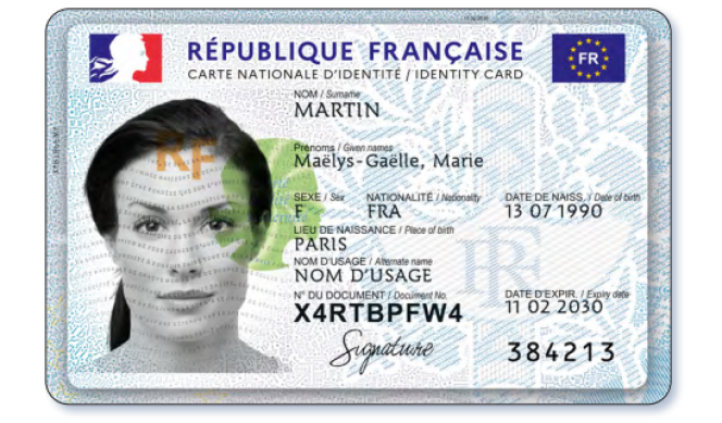 Ce nouveau document, de la taille d’une carte bancaire, remplace la précédente version de la carte nationale d’identité, qui datait de 1995.