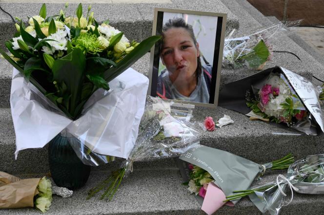 Des fleurs à la mémoire de Doriane, victime de féminicide, au Plan-de-la-Tour (Var), le 21 juillet 2021.