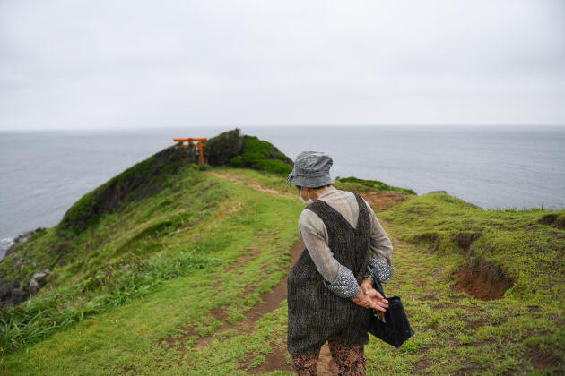 Une résidente de l’île d’Iki se rend au sanctuaire sur une falaise d’un kilomètre de long au bord de la mer de Genkai. Préfecture de Nagasaki, au Japon, le 8 juillet 2021.