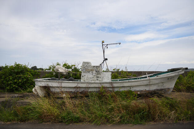 Un bateau abandonné près de la mer sur l’île d’Iki, préfecture de Nagasaki, au Japon, le 7 juillet 2021.