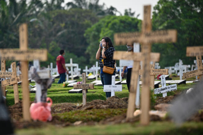 Dans un cimetière de Djakarta, le 1er août 2021.