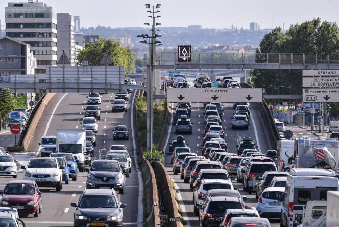 Trafic dense sur l’autoroute A7 près de Lyon, pour le grand week-end des vacances d’été en France, le 31 juillet 2021.
