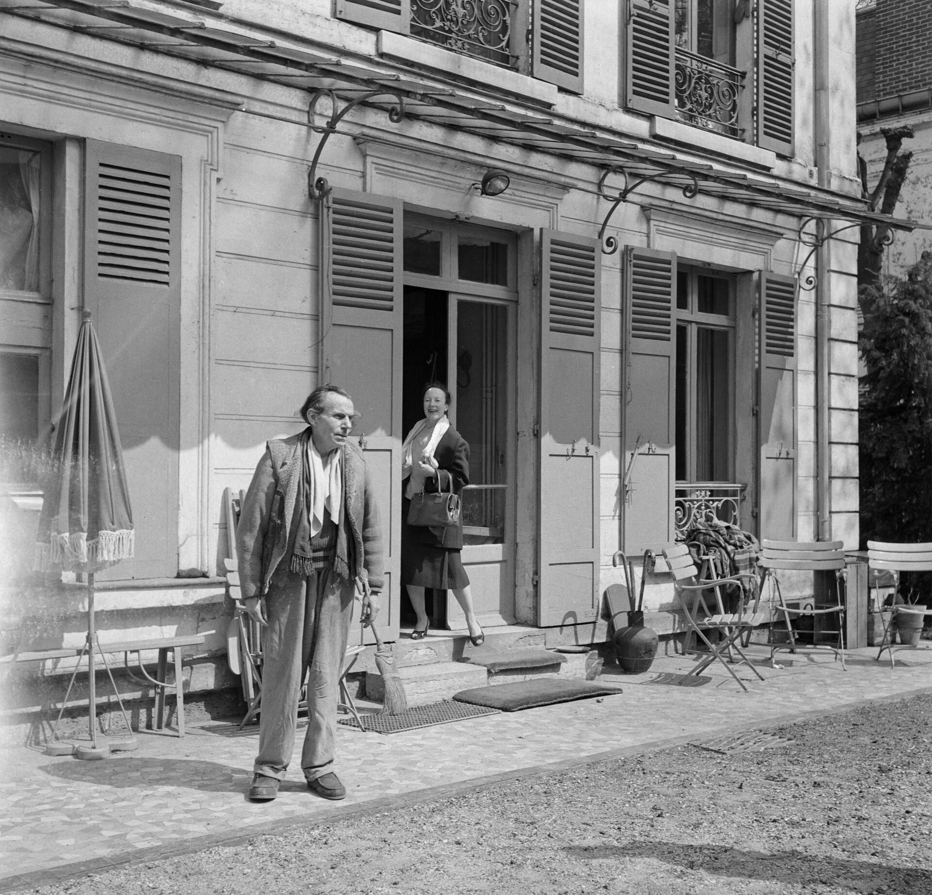 Louis-Ferdinand Céline et sa femme Lucette Destouches, devant leur maison,à Meudon (Hauts-de-Seine), en 1955.