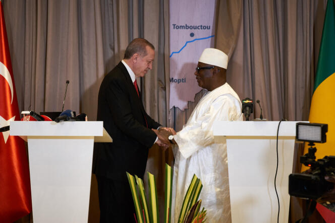 Le président turc Recep Tayyip Erdogan (à gauche) et le président malien d’alors, Ibrahim Boubacar Keïta, tiennent une conférence de presse le 2 mars 2018 à Bamako, au Mali.