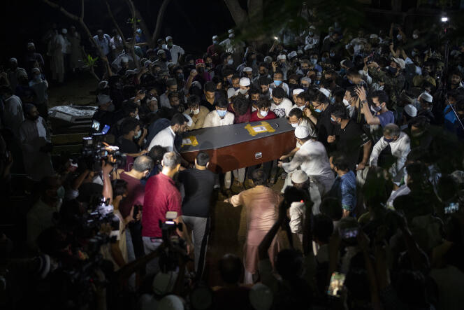 Le cercueil du photographe de Reuters, Danish Siddiqui, lors de ses funérailles à New Delhi, le 18 juillet 2021.
