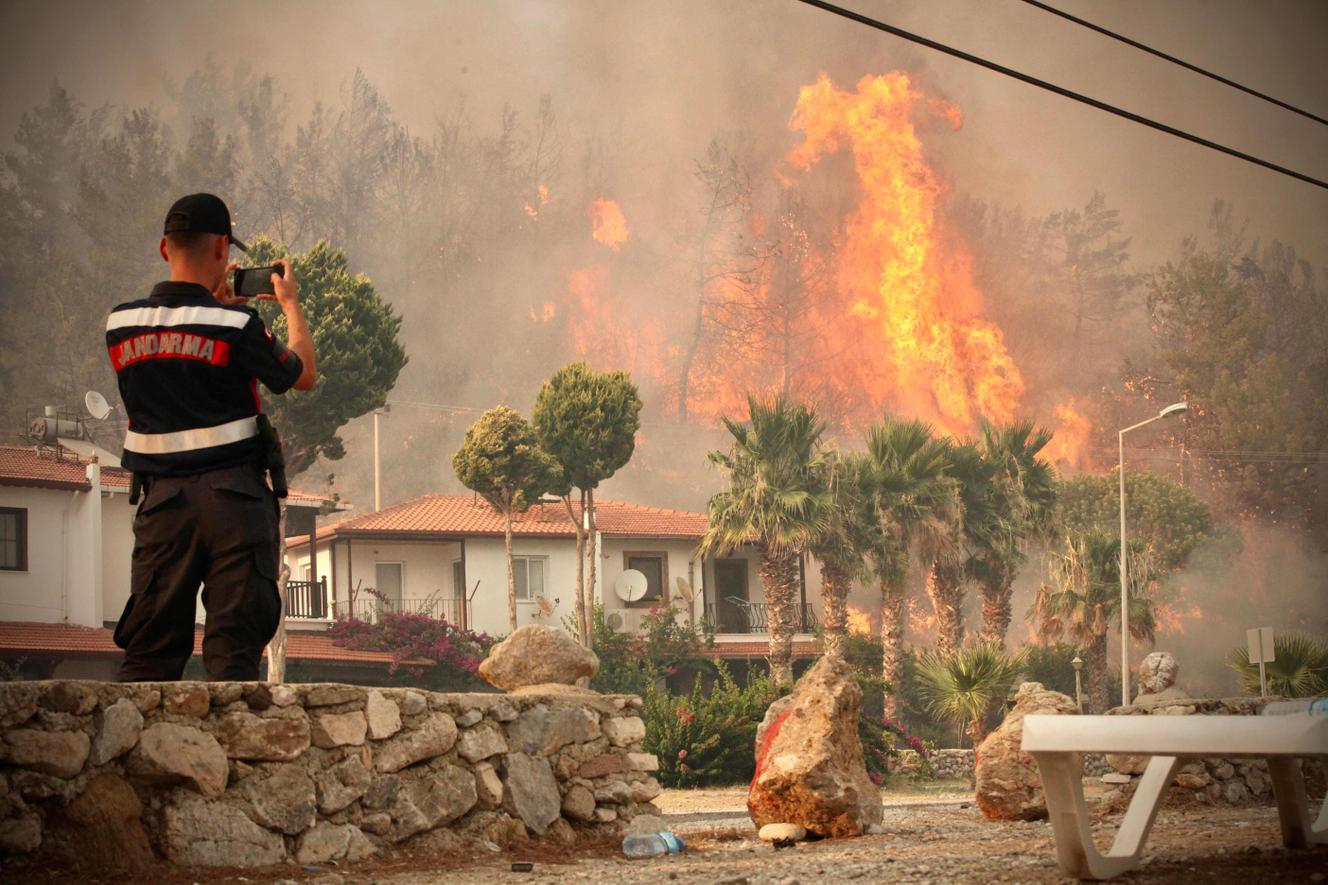 Een brandweerman in de stad Oren, in de buurt van Mugla, op 3 augustus.