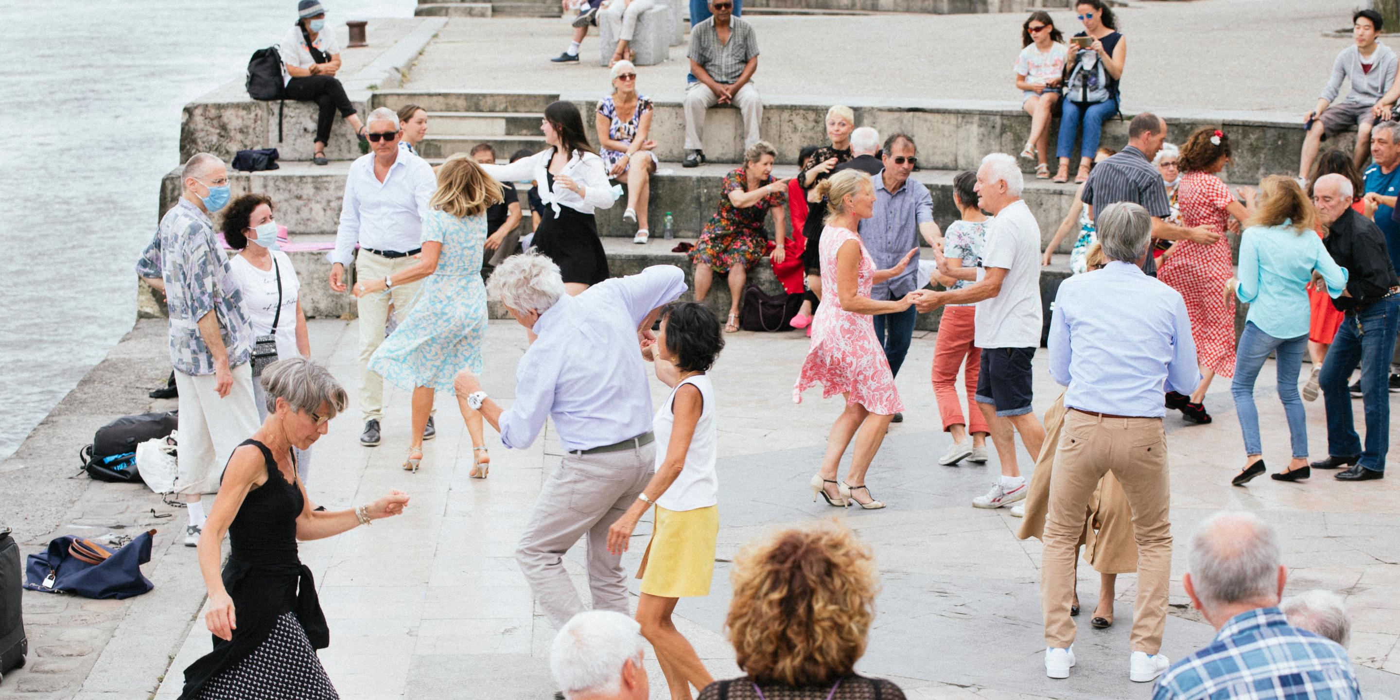 « Ça fait du bien de voir des vieux heureux » au bal musette des quais de Seine