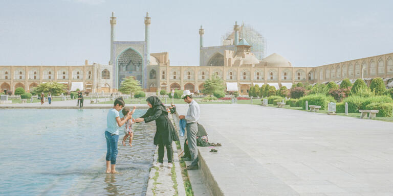 Place Naghsh-é-Jahan avec la mosquée de l'Imam à l'arrière-plan

Reportage réalisé le 12, 13 et 14 juillet 2021. Les jardins de l'avenue Chahar Bagh à Ispahan. Le Chahar Bagh (qui signifie quatre jardins en persan) est un modèle de jardins ancestraux, composé par un plan en croix. Les quartiers du Shah Abbas 1er de la dynastie Safavide sont conçus comme un Chahar Bagh, avec deux axes majeurs, la rivière Zayandeh et une avenue longue de six km. Le pont de Si-o-se-pol marque leur convergence. Au 17ème siècle, on dénombrait à cet endroit plus de trente jardins, aujou'dhui seuls le double alignement d'arbres le long de l'avenue et les jardins de Chehel Sotoun et Hest-Behest témoignent encore du règne des Safavides. Place Naqsh-e-Jahan (construite par le Chah Abbas Ier au début du 17ème siècle), reliée à la rue Chaharbagh Abbasi depuis la rue Sepah, qui est située très près de la rue Chaharbagh.