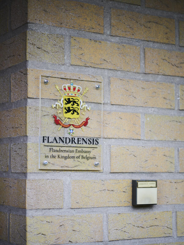 L'entrée de l'ambassade de Flandrensis, à Sint-Juliaan (Belgique), en juillet 2021.