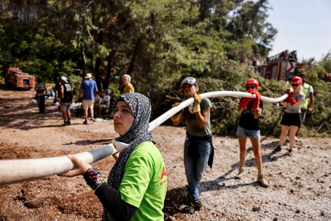 Des bénévoles tentent de contenir le feu à Marmaris, en Turquie, le 3 août 2021.