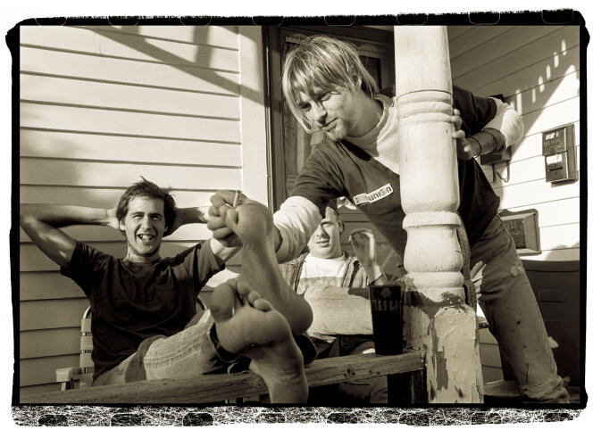 Krist Novoselic, Dan Peters (du groupe Melvins) et Kurt Cobain, à Seattle (Washington), en septembre 1990.