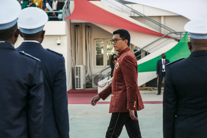 Le président Andry Rajoelina passe en revue les troupes malgaches à Antananarivo lors de la célébration de l’indépendance du pays, le 26 juin 2021.