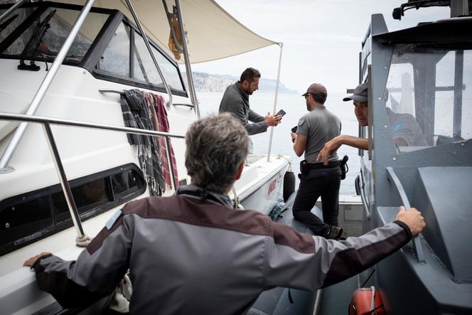 Une patrouille des inspecteurs de l’environnement contrôle un navire, entre La Ciotat et Marseille, le 4 août. Ce jour-là, aucune infraction n’est constatée.