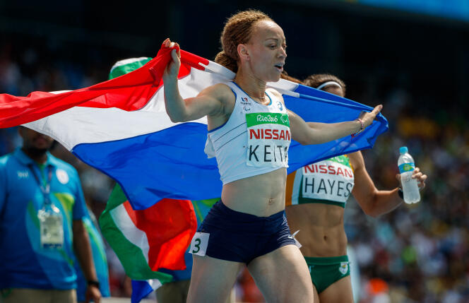 La Franco-Malienne Nantenin Keïta célèbre sa victoire après avoir gagné le 400 m T13 aux Jeux paralympiques de Rio, le 17 septembre 2016.