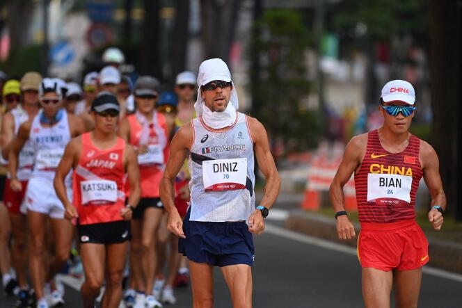 Yohann Diniz et le marcheur chinois Bian Tongda lors du 50 km des Jeux olympiques, à Sapporo, le 6 août 2021.