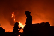 Des pompiers tentent d’éteindre un incendie, dans la région d’Afidnes, en Grèce, le 5 août 2021.