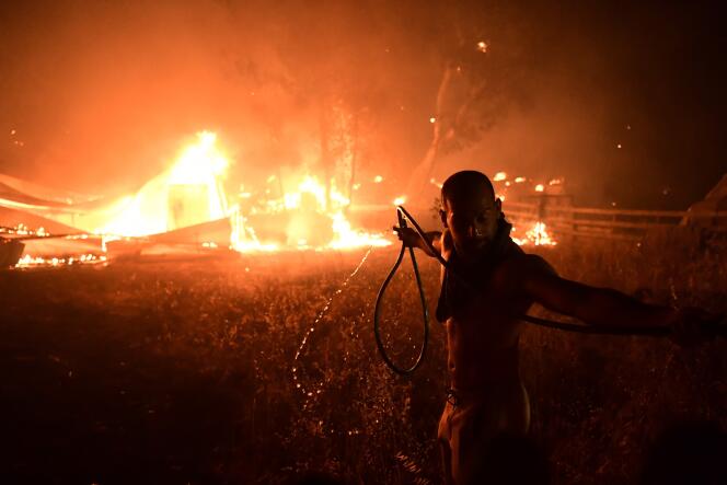 Un incendie à Athènes, le mardi 3 août 2021. La Grèce a connu ses pires canicules ces dernières décennies.