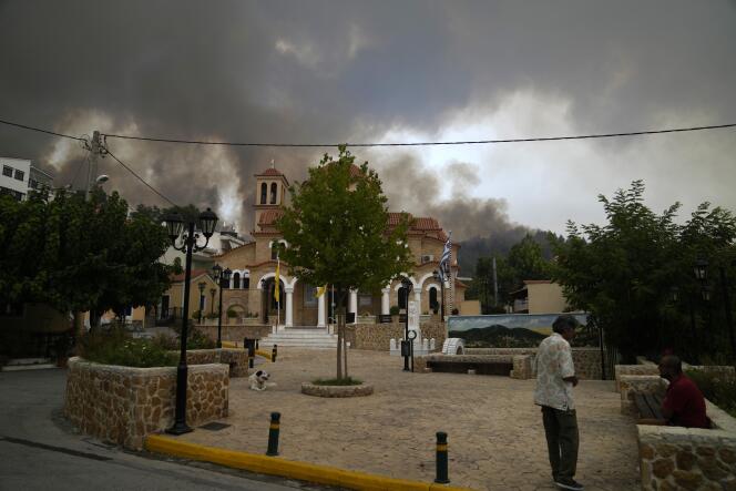 Οι φωτιές καταβροχθίζουν ένα δάσος κοντά στο χωριό Αφίδνες, περίπου 30 χιλιόμετρα βόρεια της Αθήνας.