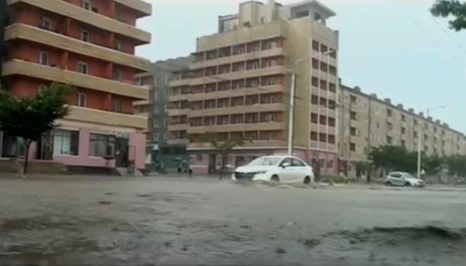 Vehículos en calles inundadas en la provincia de Hamgyong del Sur, Corea del Norte, de un video sin fecha de una emisora ​​estatal de Corea del Norte.