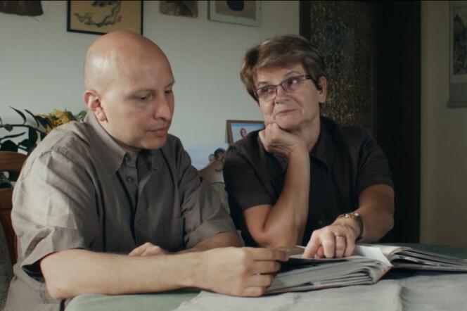 Dario Aguirre regarde un album de photos de famille avec sa belle-mère allemande.