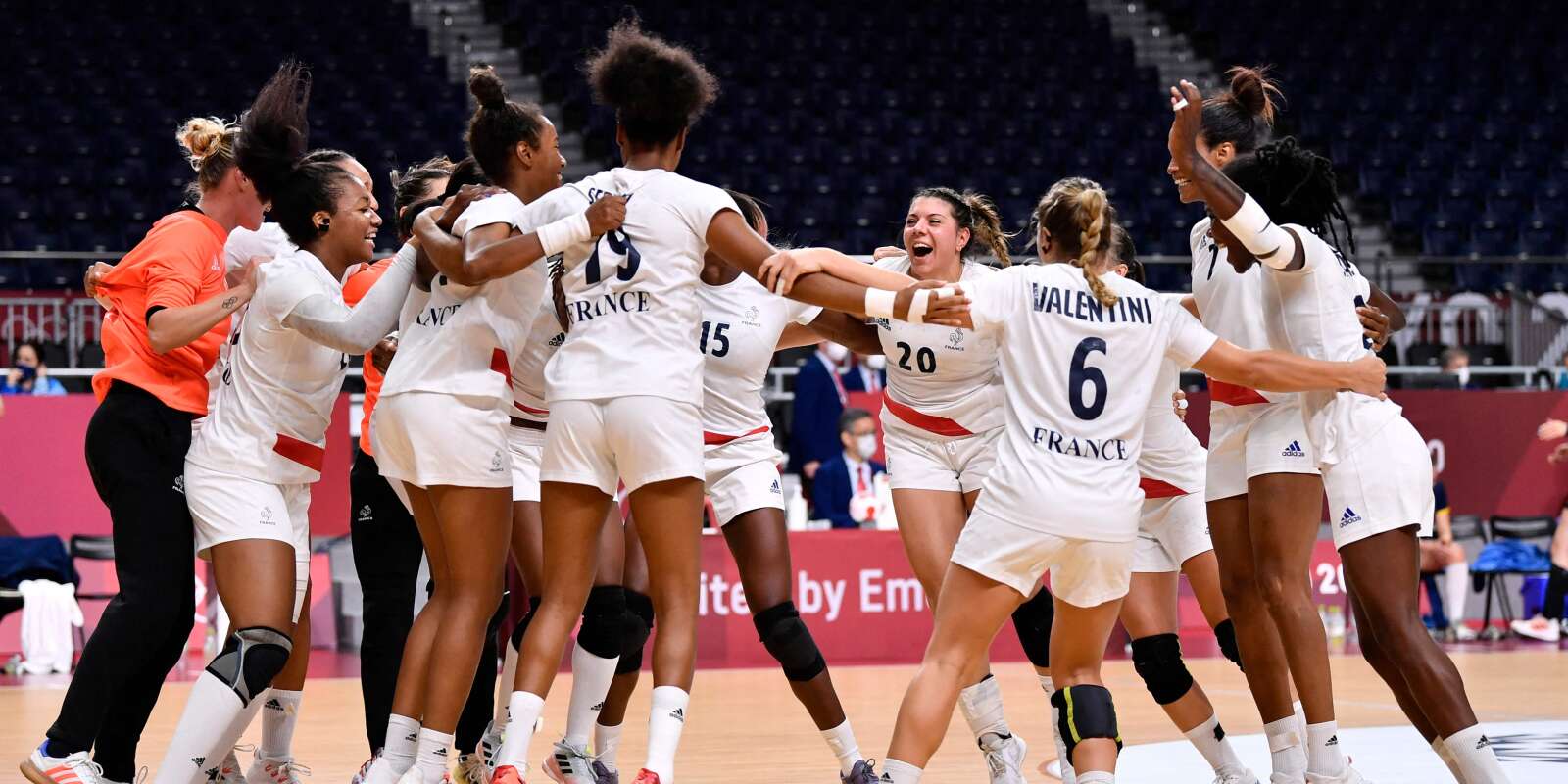 TOPSHOT - France's players celebrate their victory after the women's semifinal handball match between France and Sweden of the Tokyo 2020 Olympic Games at the Yoyogi National Stadium in Tokyo on August 6, 2021. (Photo by Fabrice COFFRINI / AFP)