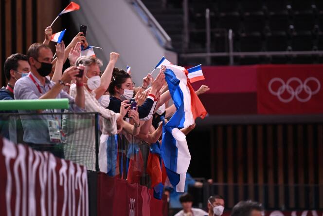Des membres de la délégation française célèbrent le titre olympique des volleyeurs français face à la Russie, à l’Ariake Arena de Tokyo, le 7 août 2021.