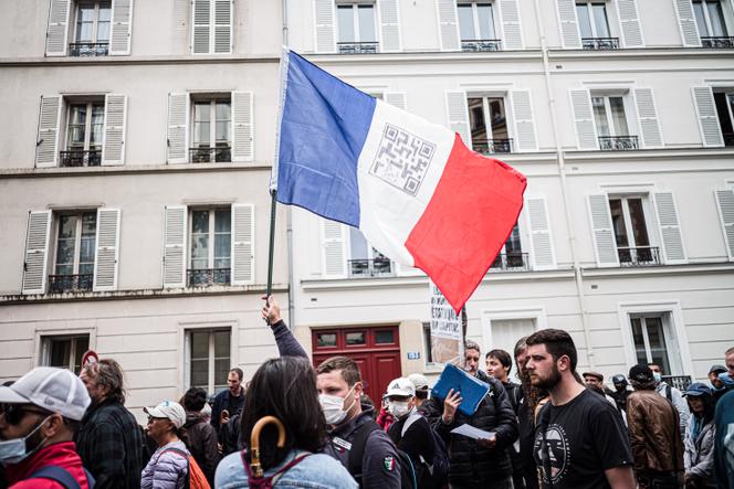 Manifestation contre le passe sanitaire à l’appel d’un groupe de « gilets jaunes », à Neuilly-sur-Seine (Hauts-de-Seine), le 7 août 2021.