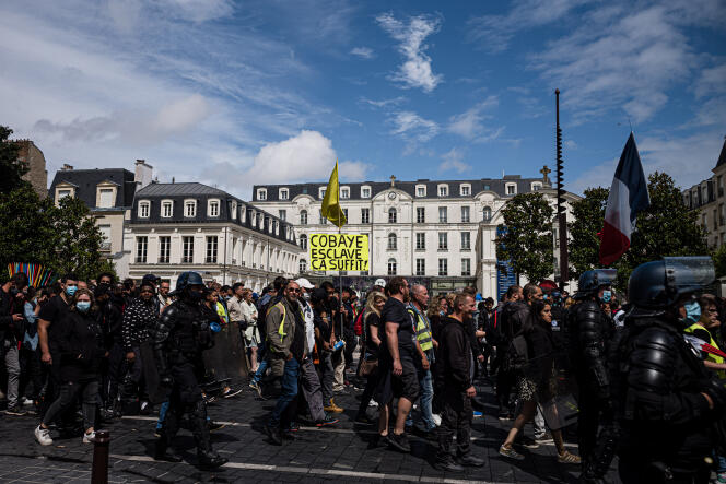 Manifestation contre le passe sanitaire, dans le cortège parti du pont de Neuilly, le 7 août 2021.