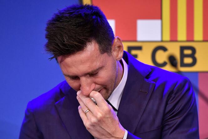 L’attaquant argentin du FC Barcelone, Lionel Messi, pleure pendant une conférence de presse au stade Camp Nou de Barcelone, le 8 août 2021.