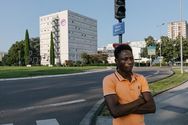 Un résident devant le foyer de jeunes travailleurs, qui compte 240 logements, le 21 juillet 2021, à Chalon-sur-Saône (Saône-et-Loire).