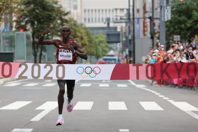 Le Kényan Eliud Kipchoge franchit la ligne d’arrivée du marathon aux Jeux de Tokyo, à Sapporo, le 8 août 2021.