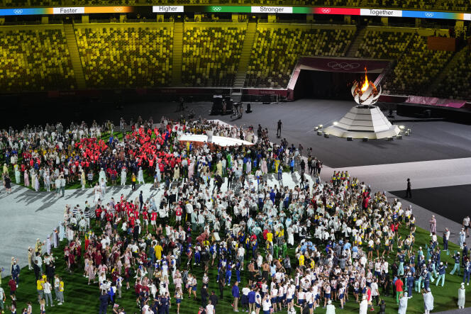 Les athlètes représentant les nations présentes aux Jeux, lors de la cérémonie de clôture, dimanche 8 août, à Tokyo.