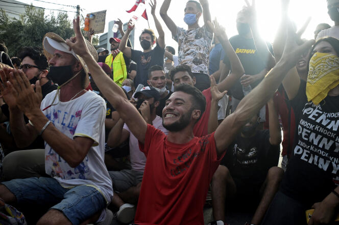 Des Tunisiens expriment leur joie devant le Parlement, le 26 juillet 2021 à Tunis, après que le président Kaïs Saïed a limogé le premier ministre et suspendu l’Assemblée.