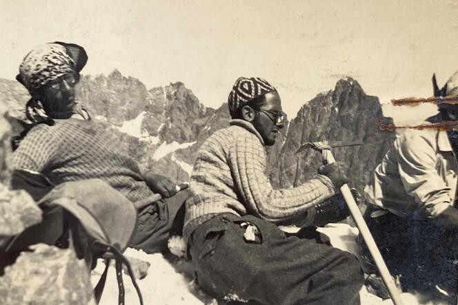 René Daumal (à gauche) et un ami dans les Alpes, dans les années 1940. Image extraite du livre « Les Monts Analogues de René Daumal ».