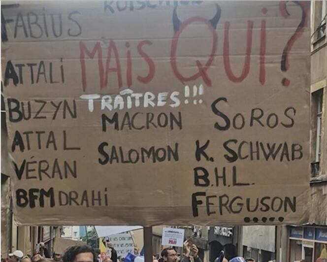 Pancarte arborant des codes antisémites, brandie à Metz lors d’une manifestation contre le passe sanitaire.