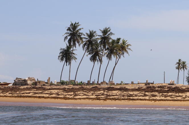 La mer ronge inexorablement le grand cimetière de Lahou-Kpanda, en Côte d’Ivoire.