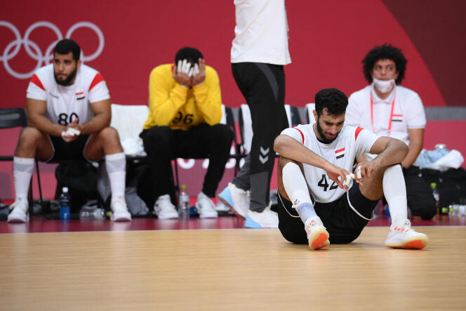 L’équipe égyptienne de handball après sa défaite face à l’Espagne, à Tokyo, le 7 août 2021.