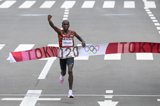 Le Kényan Eliud Kipchoge remporte le marathon lors des Jeux olympiques de Tokyo, à Sapporo, le 8 août 2021.