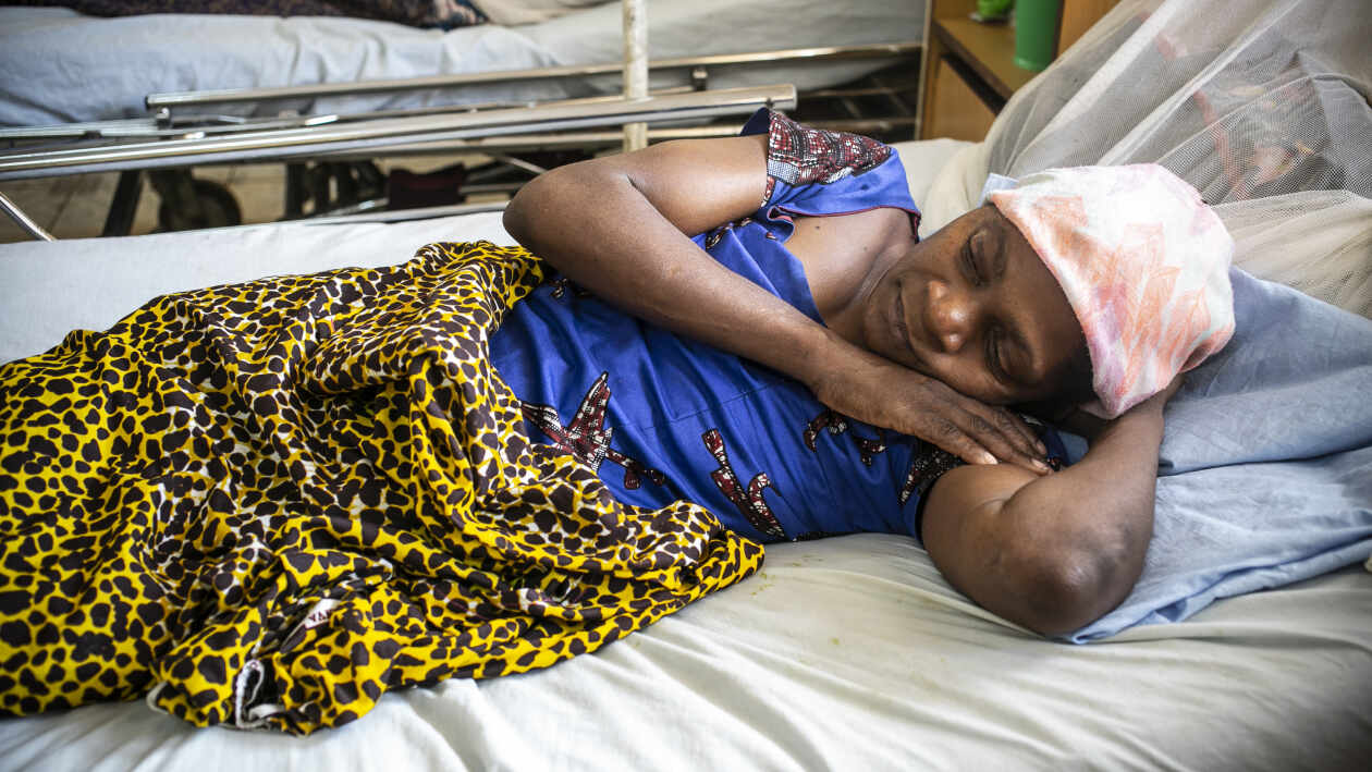 Imania, 47 ans, est paralysée des membres inférieurs à la suite d’un viol. Elle attend une séance de kinésithérapie à l’hôpital de Panzi, en RDC, le 25 juin 2021. LEY UWERA POUR 