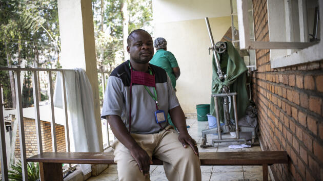 Mushagalusa Bahati Guillaume, 40 ans, originaire du territoire de Kabare, dans le Sud-Kivu, a été victime d’abus sexuels de la part des Forces démocratiques de libération du Rwanda. Il reçoit des soins médicaux et psychologiques à l’hôpital de Panzi, en RDC, le 23 juin 2021.