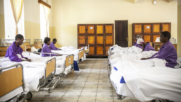 Des femmes et des jeunes filles atteintes de fistules en salle post-opératoire dans un des pavillons de l’hôpital de Panzi, en RDC, le 25 juin 2021.