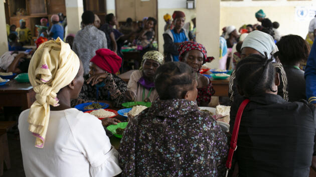 Des femmes se réunissent pour la pause déjeuner dans une salle de l’hôpital de Panzi, en RDC, le 23 juin 2021.