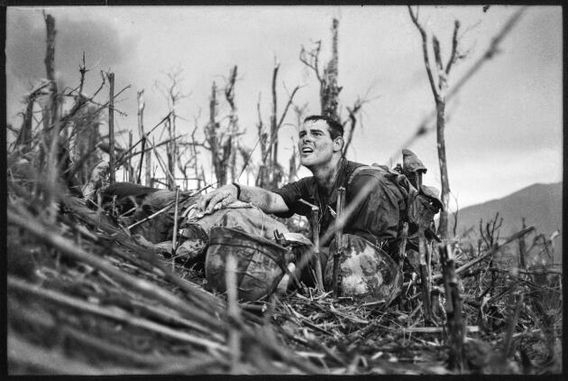 L’aide-soignant de la US Navy Vernon Wike auprès d’un marine mortellement touché lors bataille de la colline 881, près de Khe Sanh (Vietnam), le 30 avril 1967.