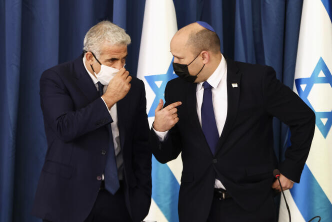 Le premier ministre israélien, Naftali Bennett (à droite), s’entretient avec le ministre des affaires étrangères, Yaïr Lapid, à Jérusalem, le 8 août 2021.