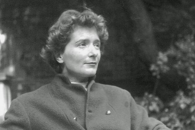 Hélène Bessette chez Gallimard après la remise du prix Cazes 1954.