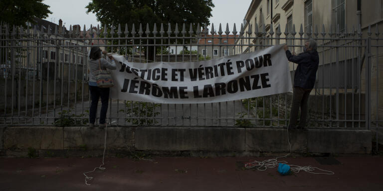Rassemblement devant le palais de justice de Chalon-sur-Saône à l'appel de l'association « Justice et Vérité pour Jérôme Laronze », de la Section locale de la Ligue des droits de l'Homme, de la Confédération Paysanne, d'ATTAC Mâcon et du syndicat Solidaires. Chalon-sur-Saône, le 20 mai 2021. 