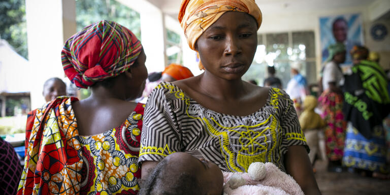 Abiba Fayila ,28 ans avec son bébé, la matrice lui a été retirée après son accouchement, elle souffre également des fistules