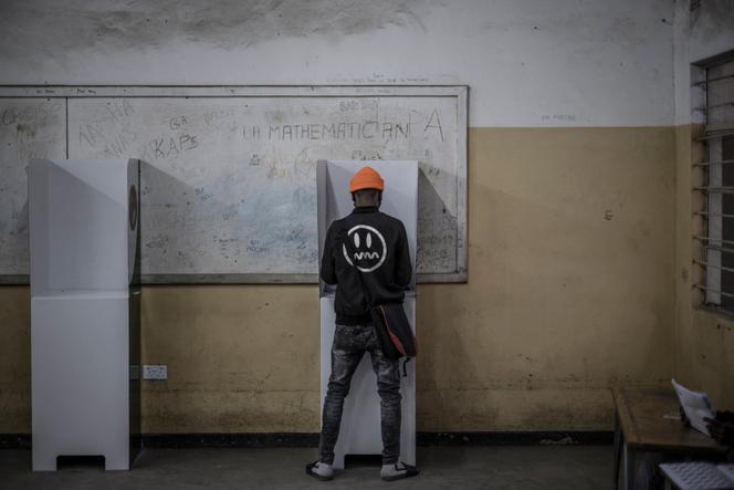 Un Zambien vote à Lusaka, lors de l’élection présidentielle, le 12 août 2021.