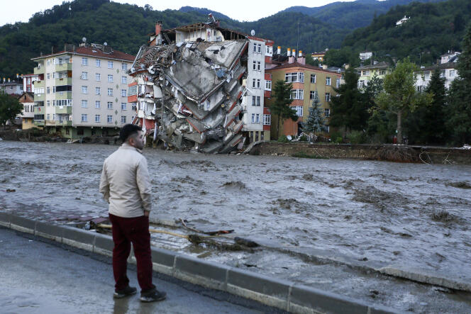 Un immeuble partiellement effondré à Bozkurt, dans la province de Kastamonu, le 12 août 2021.