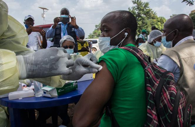Un agent de santé administre un vaccin contre Ebola à un habitant de Guéckédou, en Guinée, le 23 février 2021.
